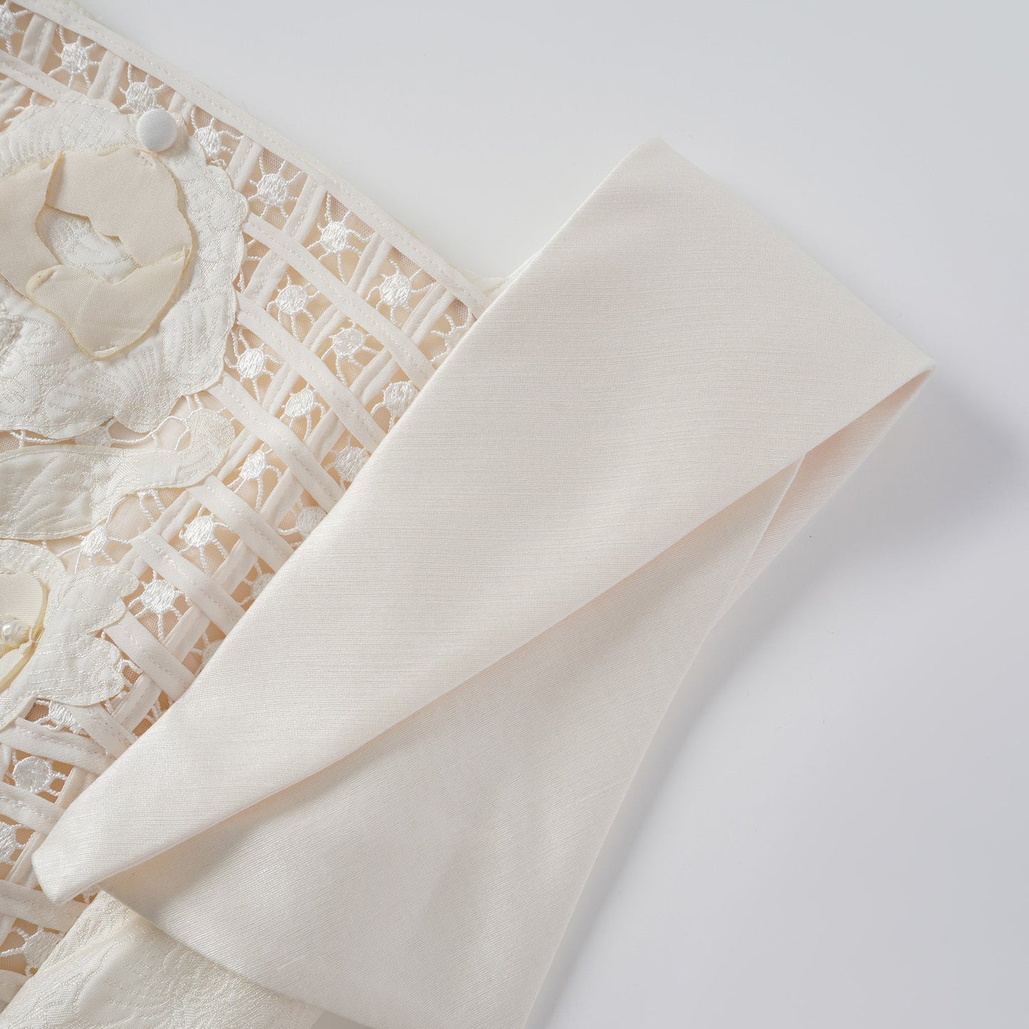Léa White Floral Appliqué Crochet Mini Dress