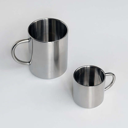 Double-layer glossy stainless steel cups on a marble surface, ideal for keeping beverages at the perfect temperature.